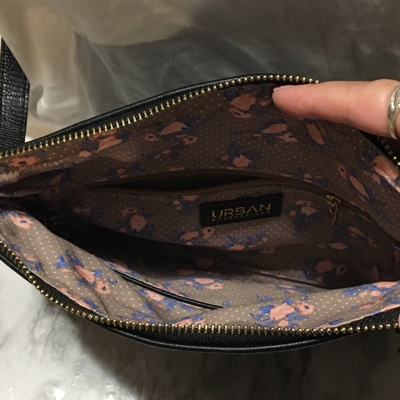 Elegant Black Crossbody Bag - Picture 9 of 11